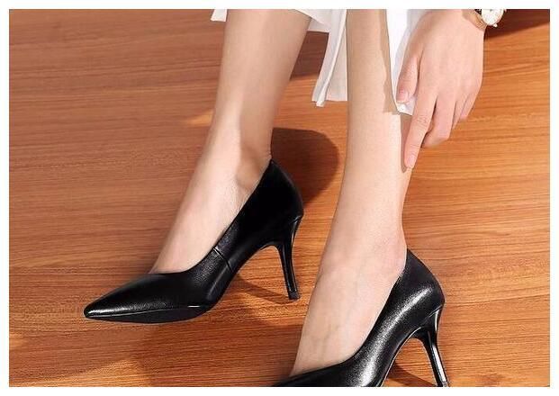 尖头细脚高跟鞋,塑造出完美的脚型,绽放迷人的女人气息!