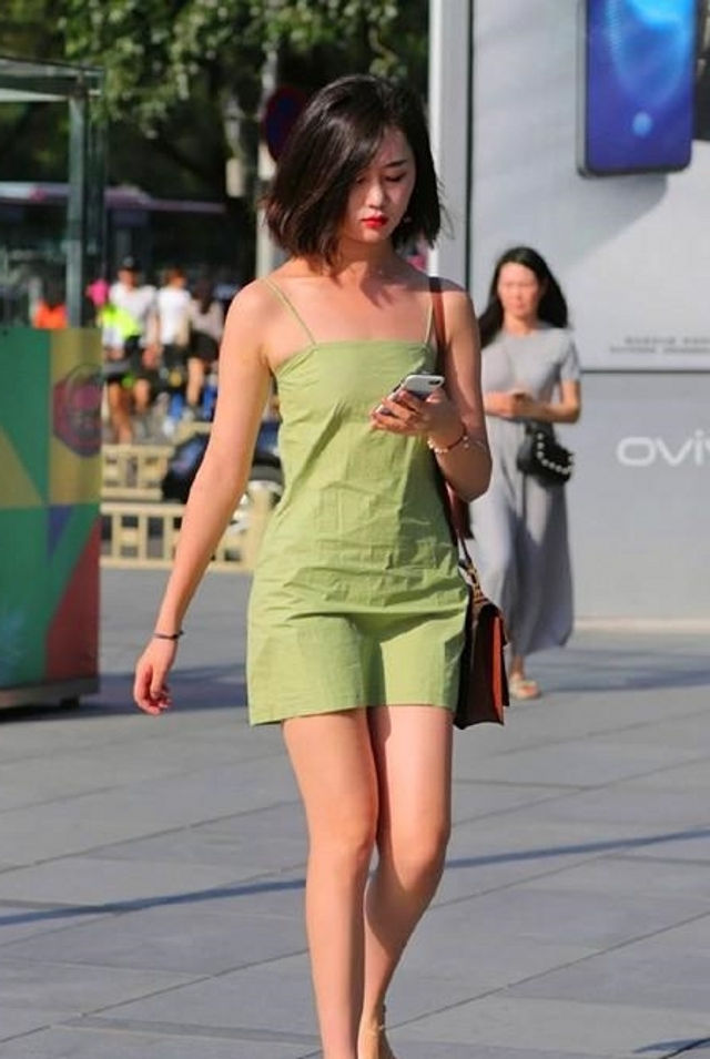 小姐姐|路人街拍,美女穿青色的吊带连衣裙,尽显优雅魅力