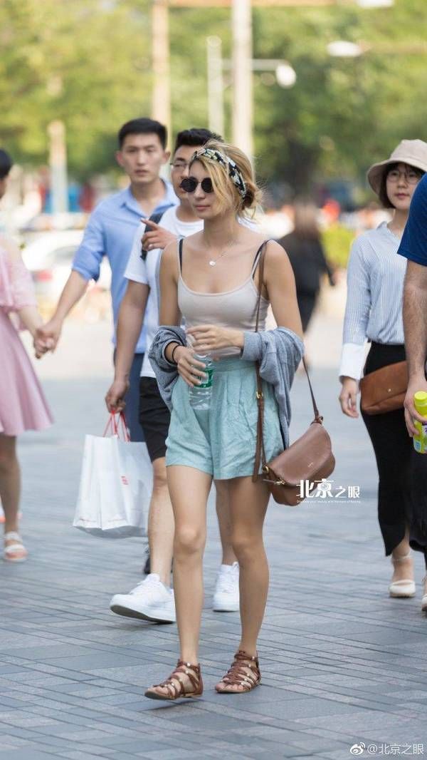 街拍:一件清凉色彩艳丽的小吊带搭配牛仔阔腿，你的小可爱上线了