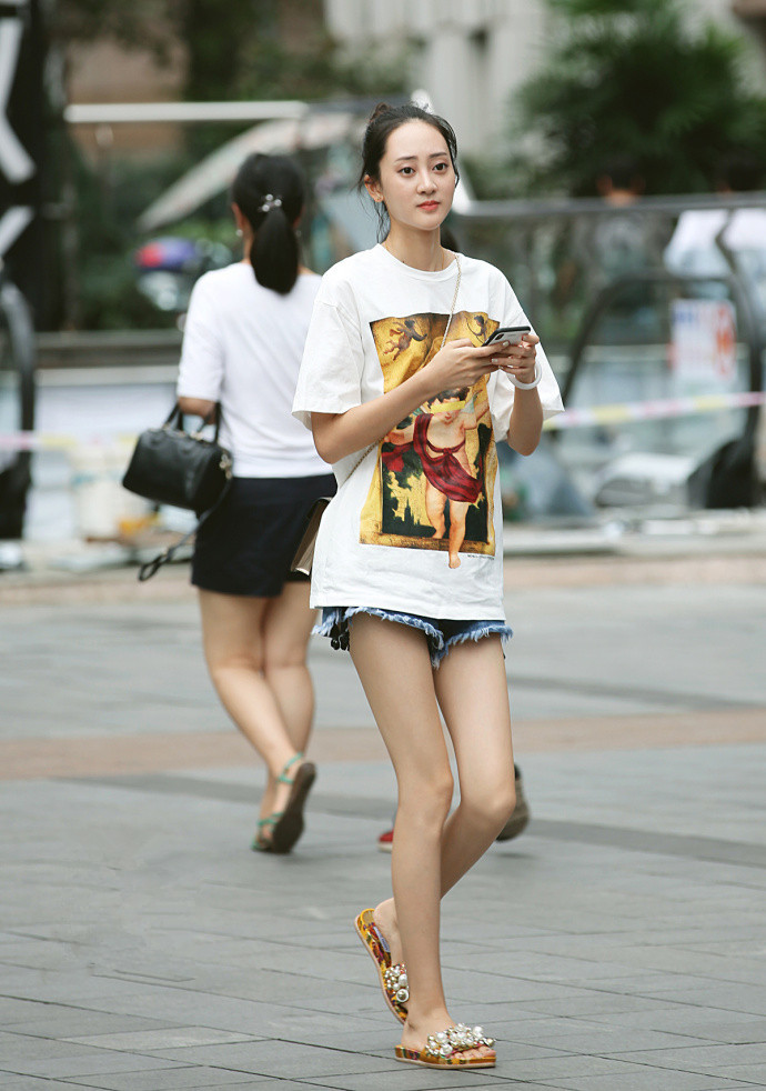 路人街拍，可爱小姐姐穿紧身吊带搭配半身裙，美得不要不要的！