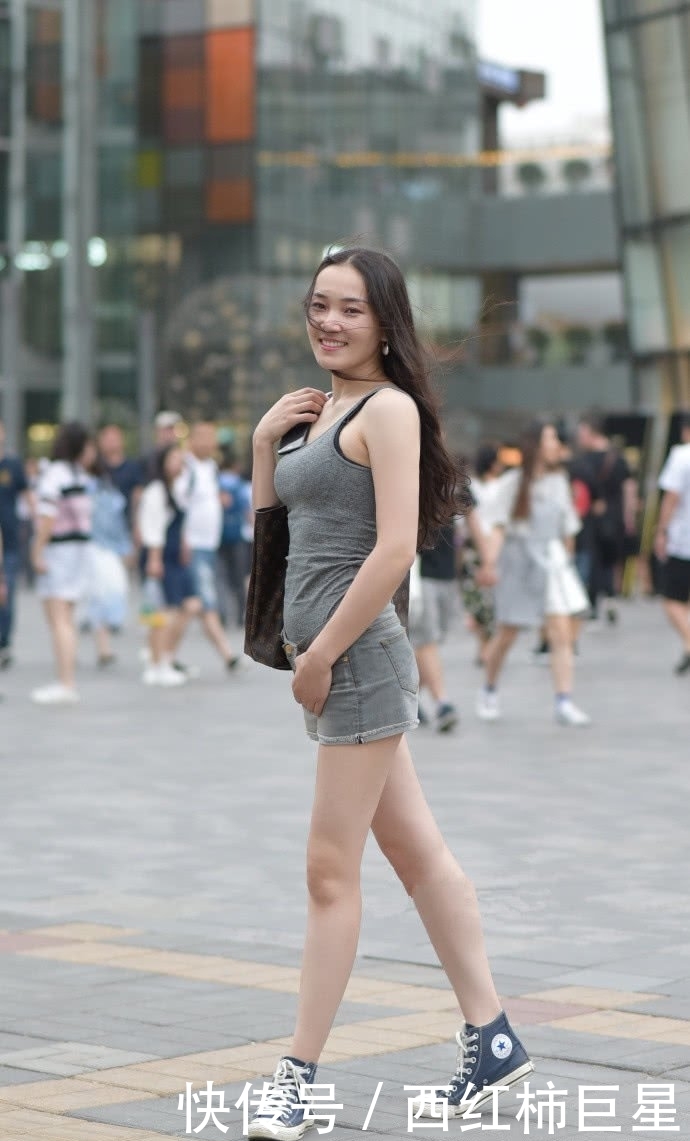  『比例』街拍：浅色连衣裙穿美女身上，勾勒出女性黄金比例，尽显女神魅力