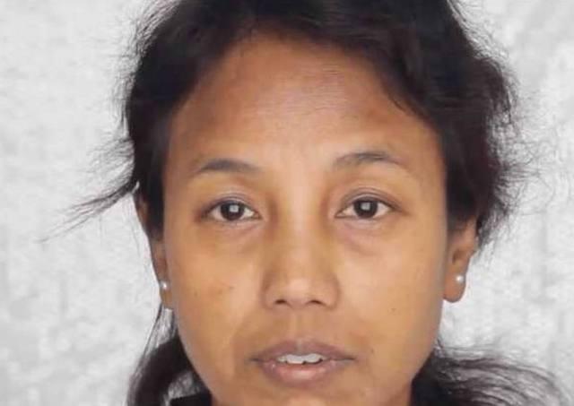 40多岁的环卫工阿姨化妆，最后看到照镜子里的自己笑中带泪