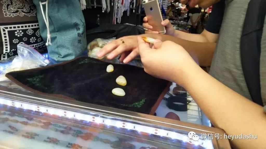 玉商生意越来越难做，玉雕城改成菜市场？看看大叔怎么说吧！