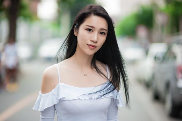 街拍：自带紧身效果的女人，小姐姐飘逸凉爽，极具女人味