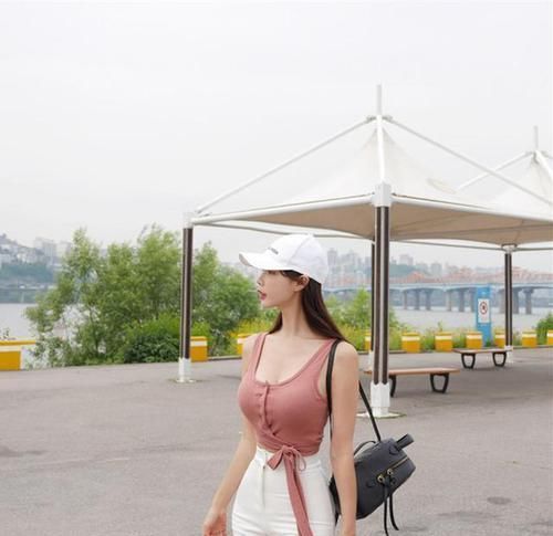  气质■街拍:简单有气质的清新甜美小姐姐,展示出欧美范