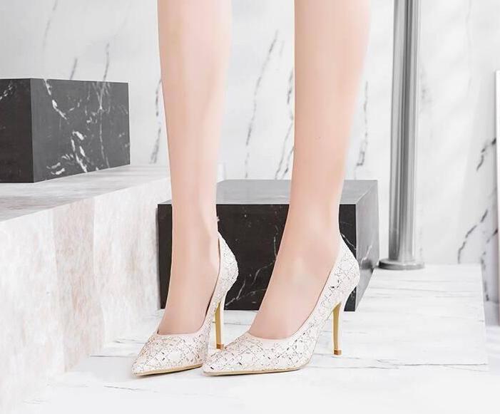 高跟鞋缔造轻奢的气质, 展现摩登女性风范