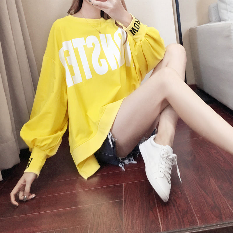 现在的女人穿衣真大胆，不穿贴身直接穿卫衣，性感迷人显腿长