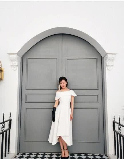 吴昕穿短上衣秀小蛮腰,瘦下来的她美到开挂,网友:想剪同款短发