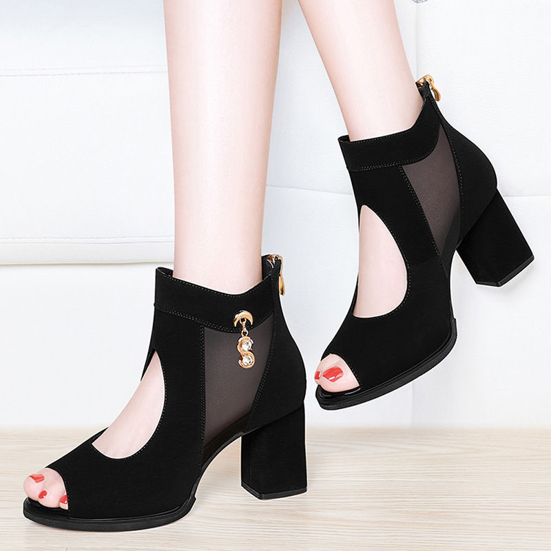 美脚配美鞋!你这么白的玉足,不这样穿太可惜了