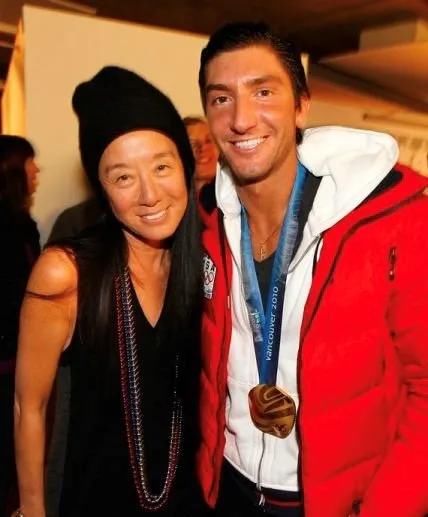  『超短裤』71岁王薇薇凭“魔鬼身材”上热搜，超短裤秀美腿，皮肤紧致似少女