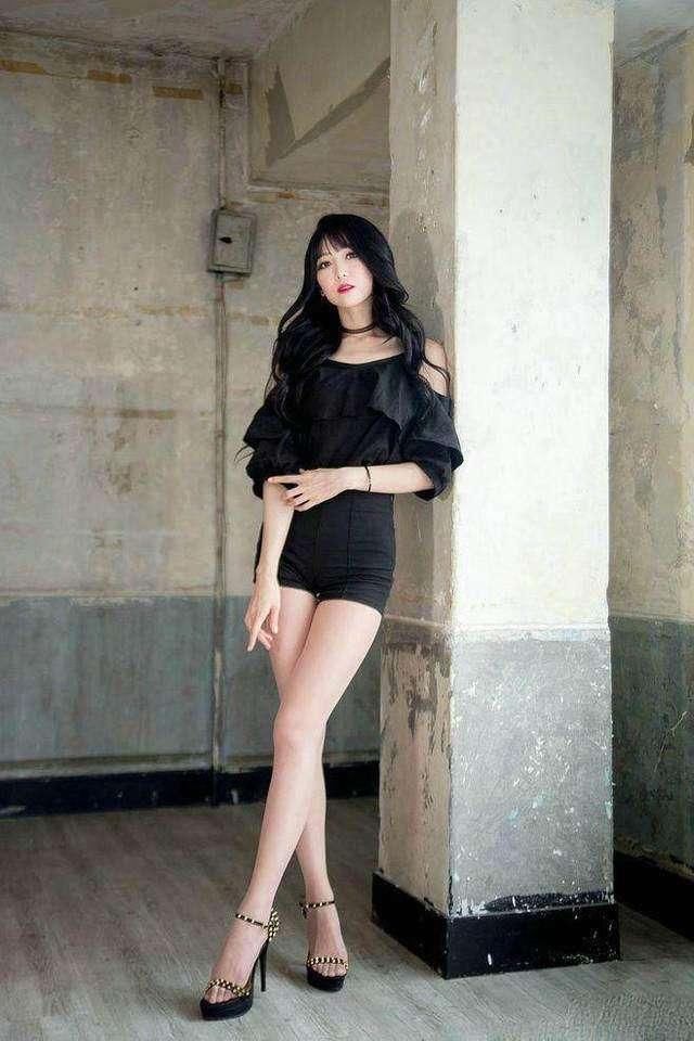  设计：街拍: 辣妈的搭配很紧身, 完全贴身的设计, 秀出了个人的身材特点