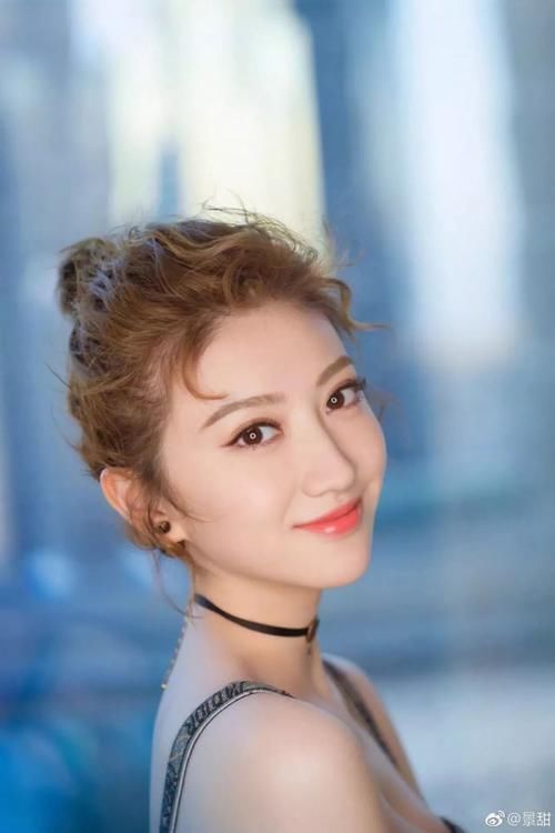 ⊙ 清爽又好看！倪妮娜扎刘亦菲夏天都在梳这个发型！