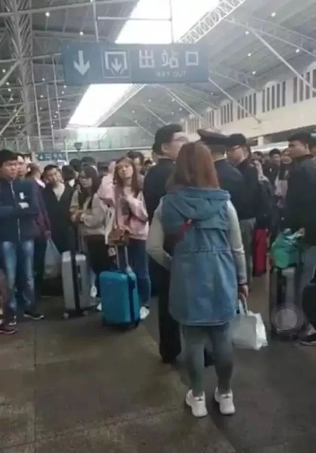 高铁也能超载？！提前买票却不能上车，网友气炸了！