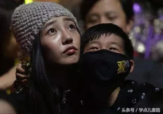 白百何登台献唱，裙子都快开到腰上了，反正就是好看