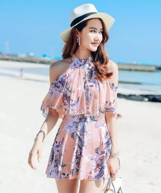 时尚印花的泳衣美女,身材颜值气质应有尽有, 令人过目难忘!