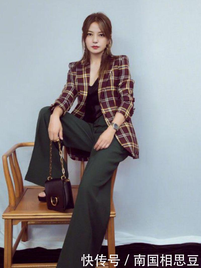 赵薇太豪放了，衬衣直接开叉到胃大秀事业线，网友：居然没穿内搭