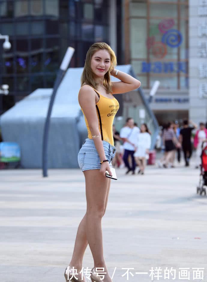 好身材的美女穿热裤，逛街就像走T台秀，美丽在微笑中绽放