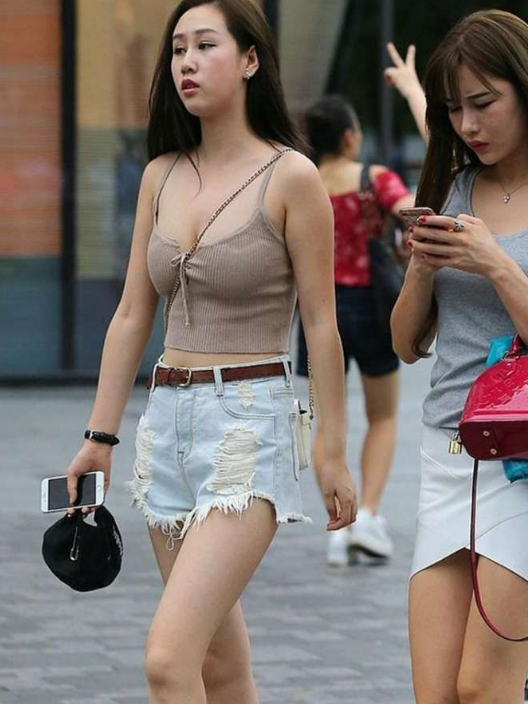 街拍：曼妙曲线的打底裤小姐姐，散发柔美女性魅力，真迷人！