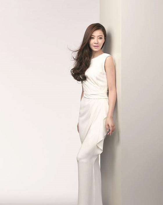 28岁何穗同框37岁熊黛林, 满屏尴尬! 网友: 超模和嫩模差距太大了