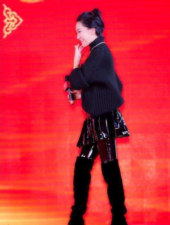 许晴终于不装嫩了，宫廷风斗篷气质炸裂，网友：49岁嫩成19岁