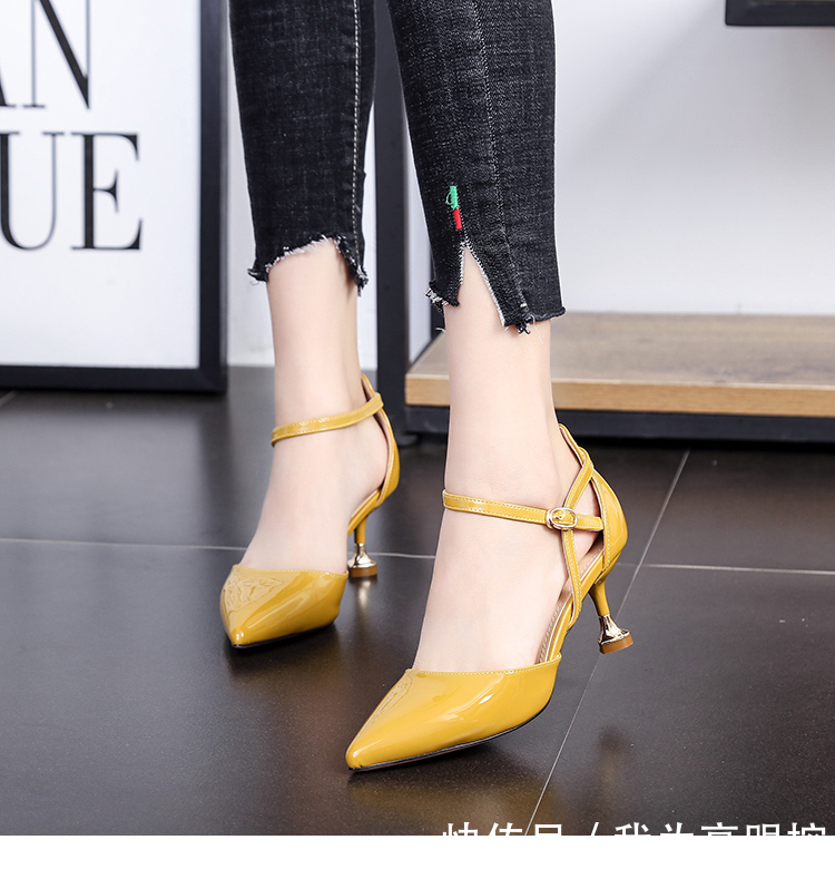 简单而不受约束的猫跟鞋,给人一种清爽而自在的性感