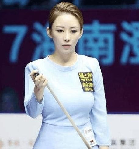 潘晓婷一改以往穿衣风格，清新脱俗，让人过目难忘