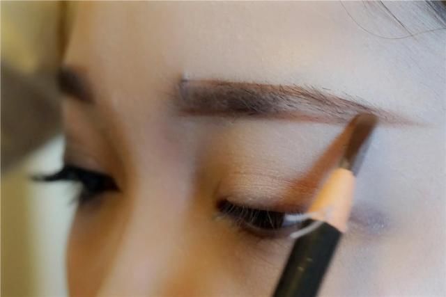 女人重点记住:出门要画淡妆，化妆师教正确顺序，新手也能马上会