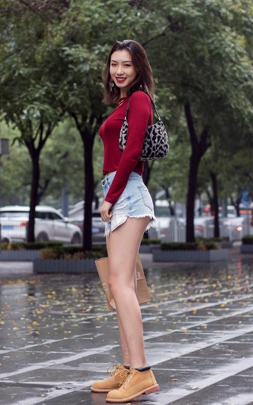 街拍：牛仔热裤太百搭了，这么高的女生穿起来更显身材美感