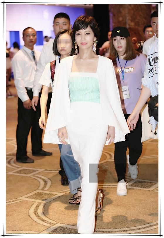 本以为范冰冰的斗篷裙惊艳全世界,可看到赵雅芝,我瞬间沉沦了!