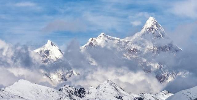 中国最美峰！一山四种景色！独占鳌头几千年，她到底凭什么？