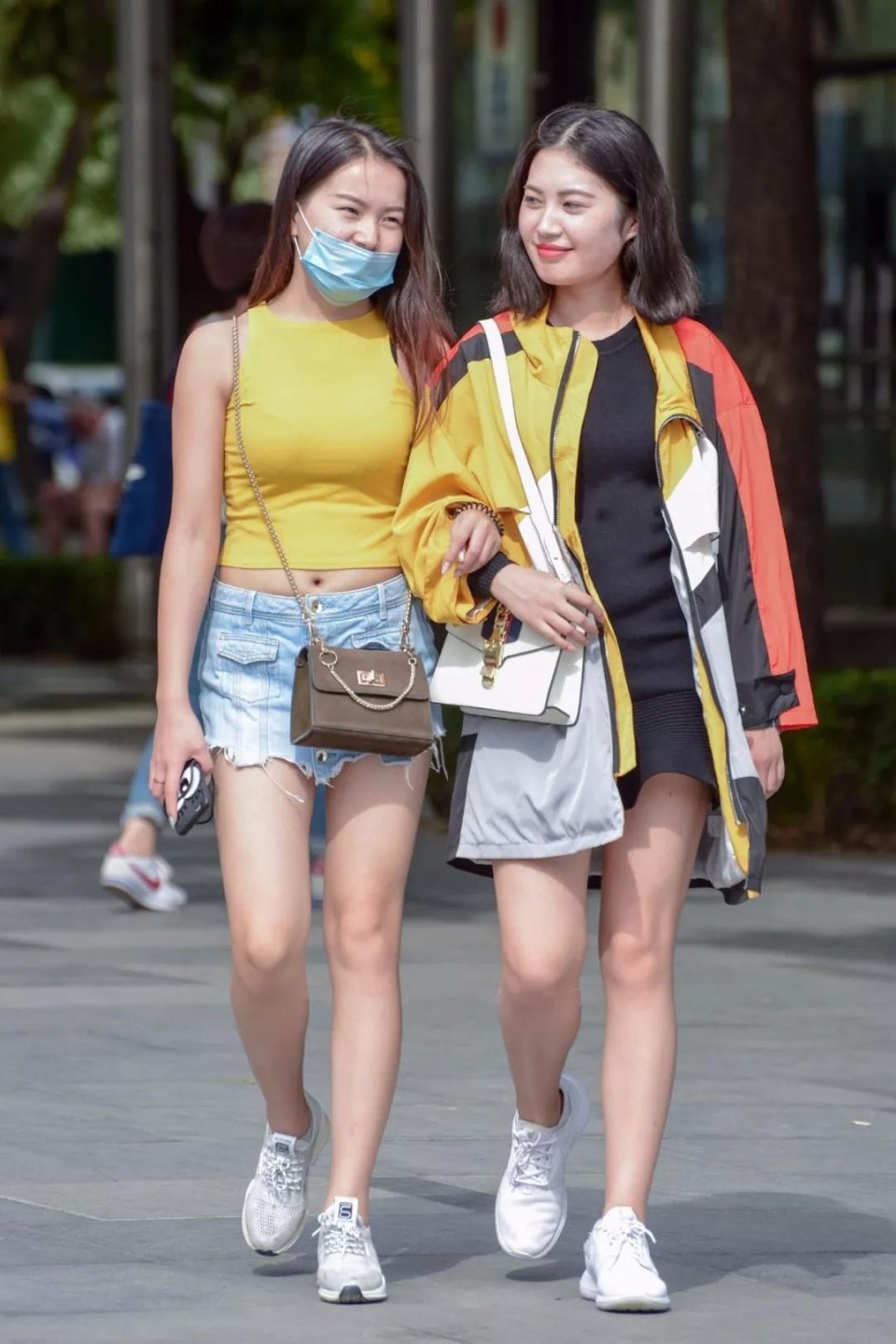 街拍：一对性感姐妹花逛街，如阳光一般明艳，在街上很亮眼