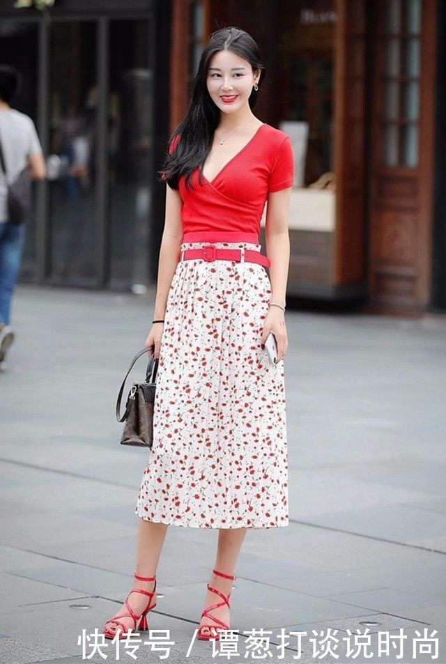 街拍： 搭配超短牛仔裤小姐姐的，身材匀称雪白大腿让她很自信!!