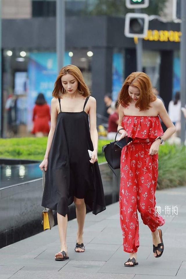 路人街拍，小姐姐身材丰盈动人，很是靓丽性感