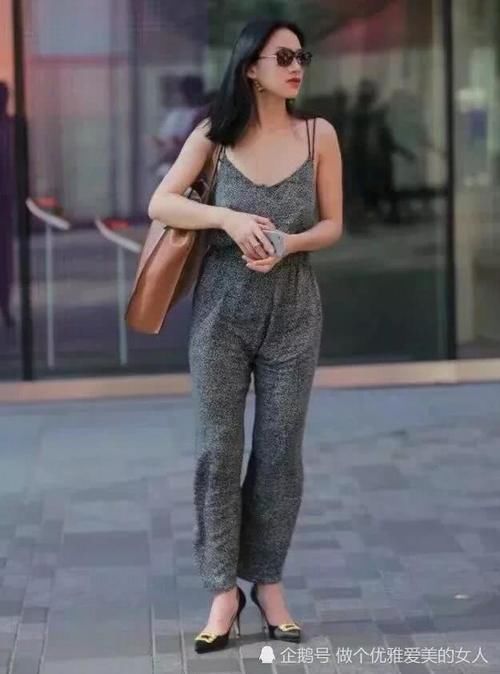 「 美女」苗条身材的美女如何选？看看这几位穿搭你就懂了！，“奶奶裤”与“黑丝袜”