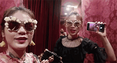 亲身示范丨原来真的可以在试衣间自拍出时尚芭莎封面!