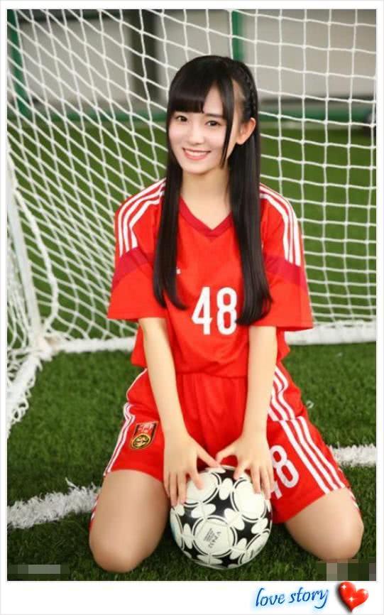 鞠婧祎紧身短裤秀细腿，但中间这条缝太尴尬了，网友：只怪她太瘦