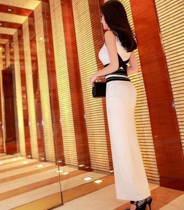 白色紧身裙美女，身材太好了！