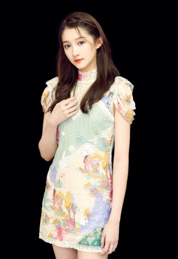 关晓彤衣品上升了，性感“蝴蝶背”超吸睛，网友：鹿晗该吃醋了