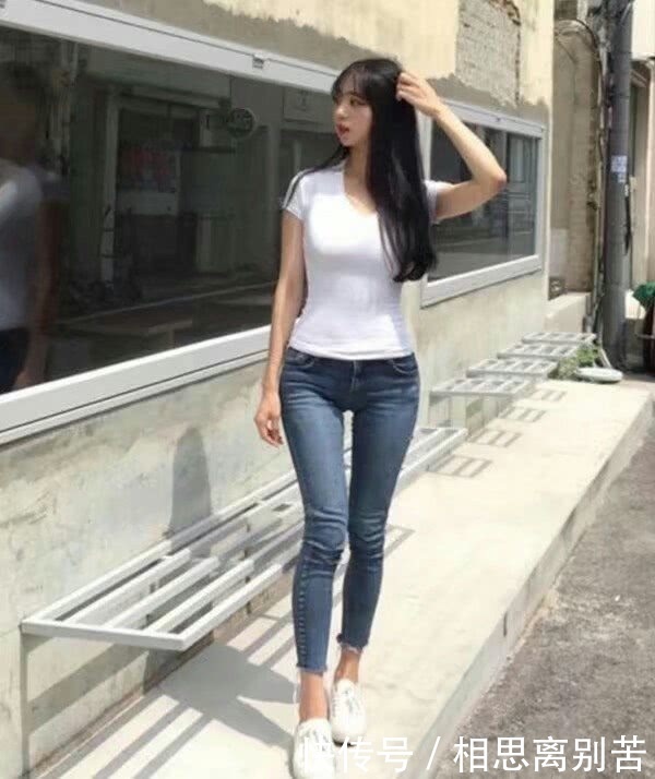 街拍：高挑乖巧可人的美女，清新脱俗又不失性感！