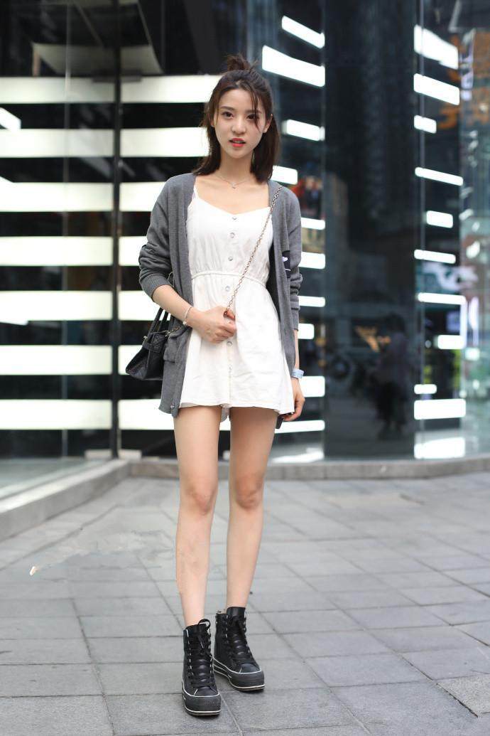 重庆街拍, 设计感十足的修身连衣裙, 也掩盖不了小姐姐的好身材
