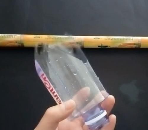 [阳台]扫把套上一个塑料瓶，放在阳台上实用又方便，家家户户都喜欢