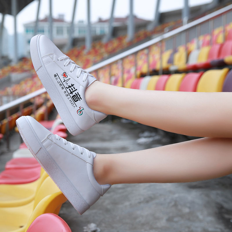 越来越多女人不穿凉鞋，穿新上女鞋，展现年轻活力