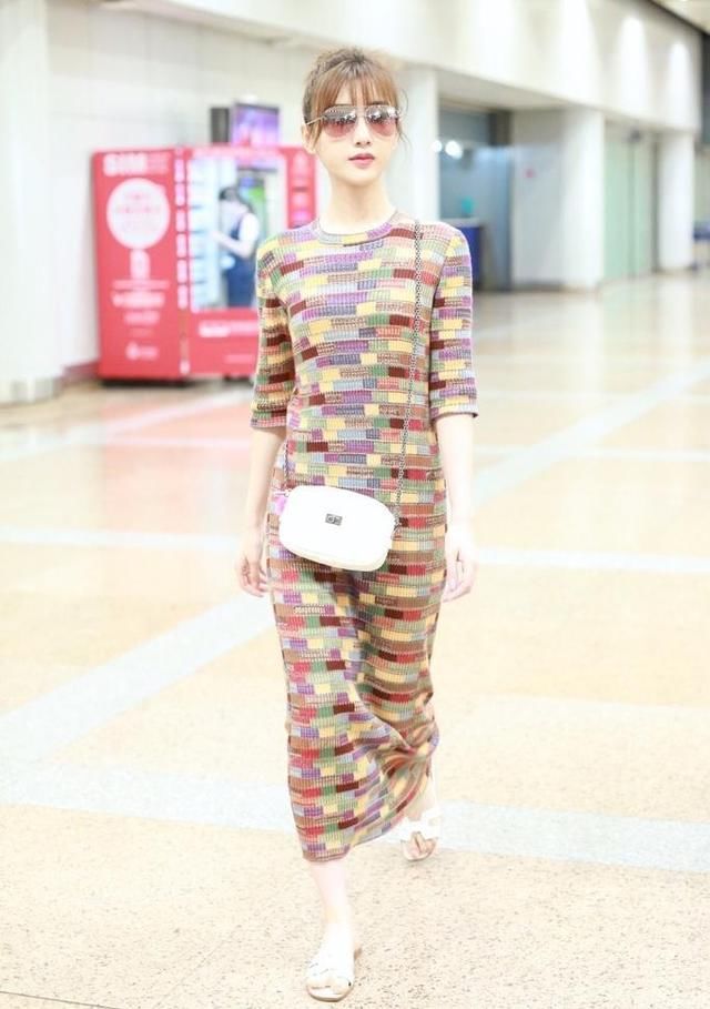 毛晓彤好不容易性感一回,却被斜肩裙勒出了副乳,网友:该减肥了