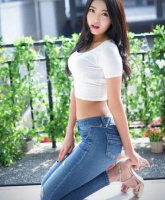 女孩子们穿上牛仔裤，干净清爽又很时尚的感觉！