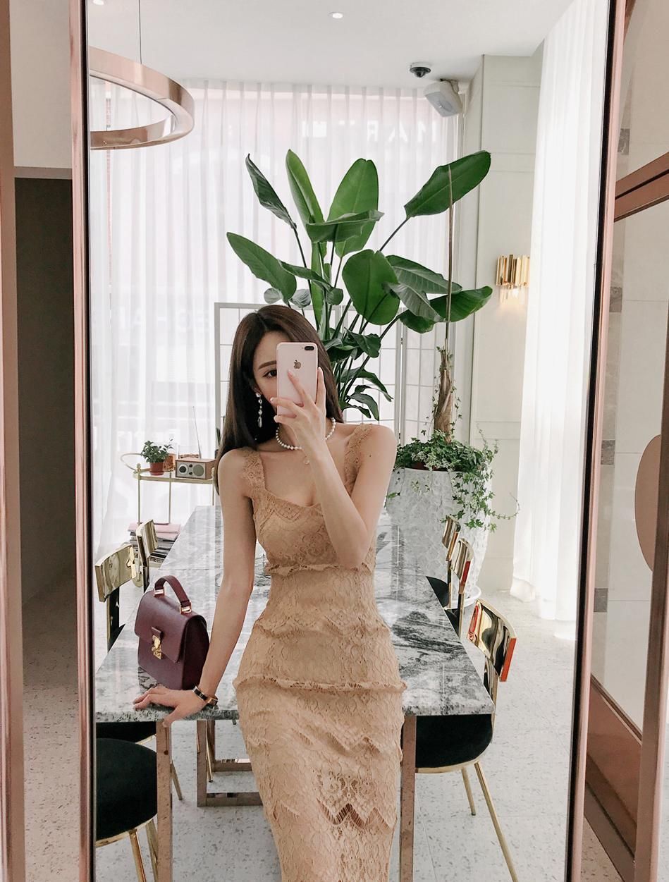  裸色|街拍美女穿裸色蕾丝连衣裙，在不经意间流露出含蓄的性感魅力