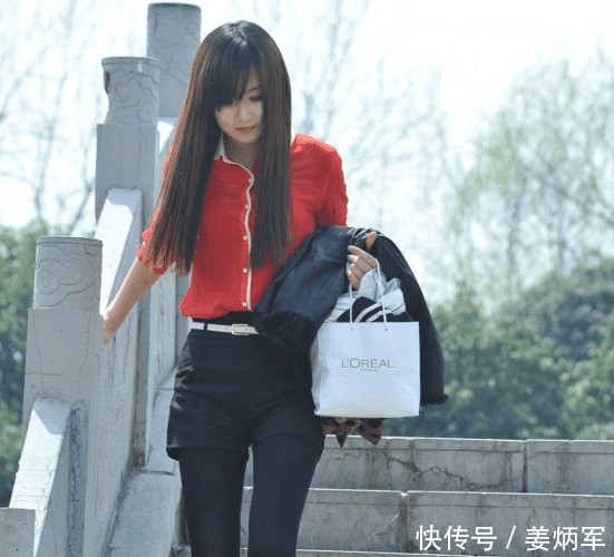 街拍,美女在公园玩,穿着时尚新款衬衫,搭配紧身提臀裤超显瘦。