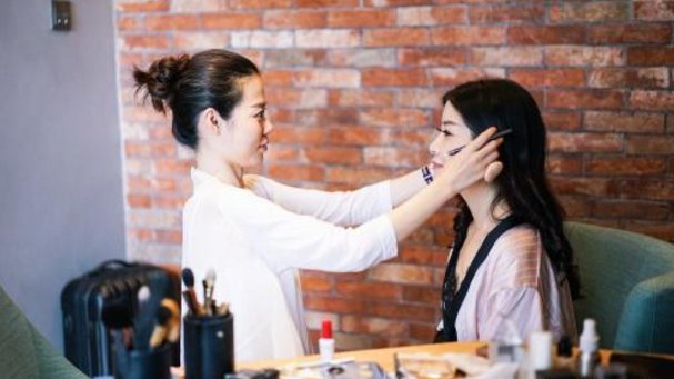 女人五官再美，出门也要化淡妆!化妆师教淡妆顺序，清新又自然