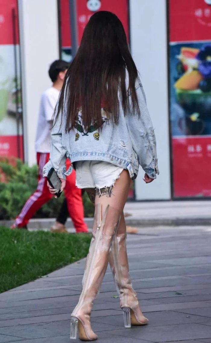 街拍美女: 白色超短热裤配牛仔外套, 小姐姐这靴子穿着脚不难受吗