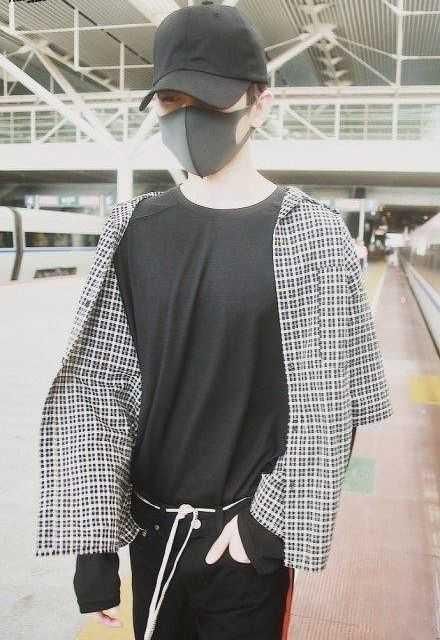 明星奇葩穿着!蔡徐坤鞋带当腰带，杨幂牛仔裙倒穿!