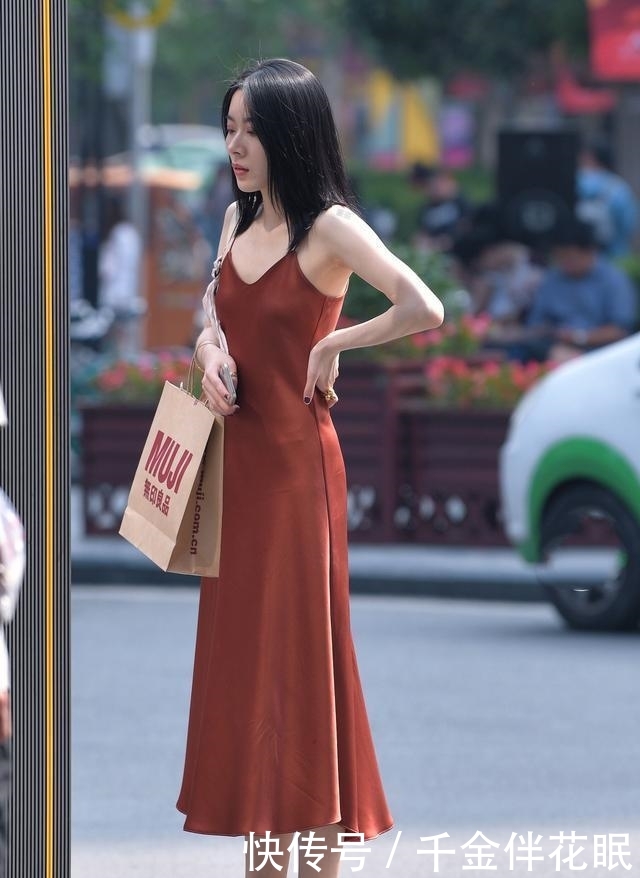  『小姐姐』等待一秒钟入夏？茫茫裙海之中的这条裙子，让你性感又显腿长！